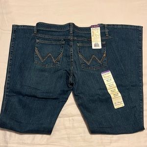 NWT Wrangler Q-Baby ultimate riding Jean 5/6 x32
